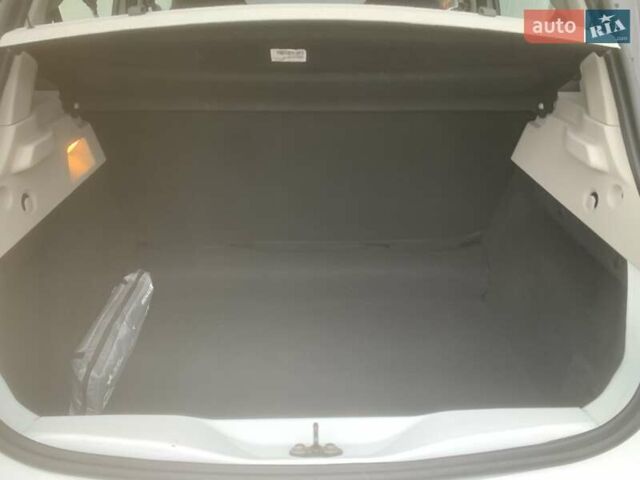 Белый Рено Зое, объемом двигателя 0 л и пробегом 85 тыс. км за 12500 $, фото 14 на Automoto.ua
