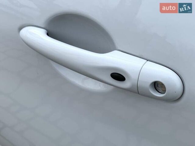 Белый Рено Зое, объемом двигателя 0 л и пробегом 66 тыс. км за 12499 $, фото 22 на Automoto.ua