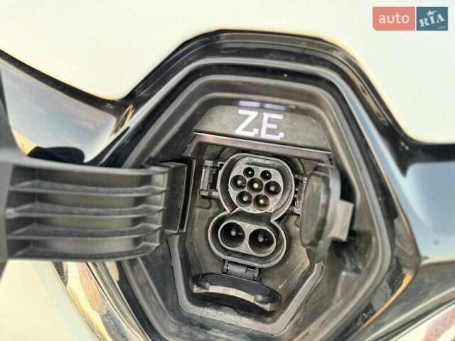 Белый Рено Зое, объемом двигателя 0 л и пробегом 92 тыс. км за 11499 $, фото 34 на Automoto.ua