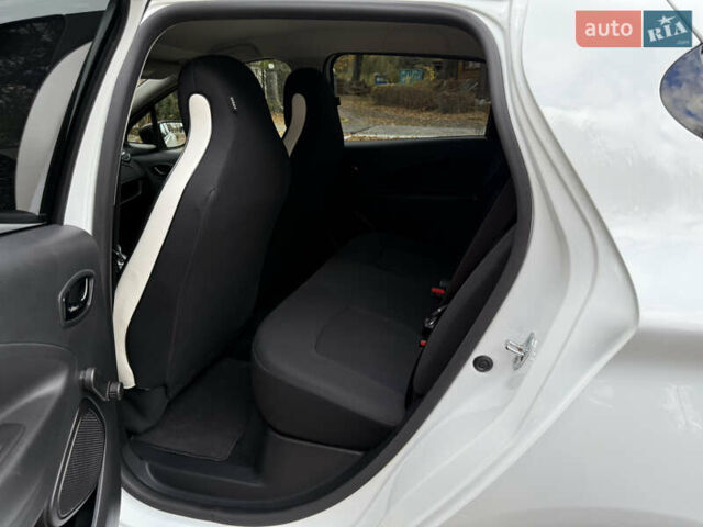 Білий Рено Зое, об'ємом двигуна 0 л та пробігом 30 тис. км за 12300 $, фото 8 на Automoto.ua