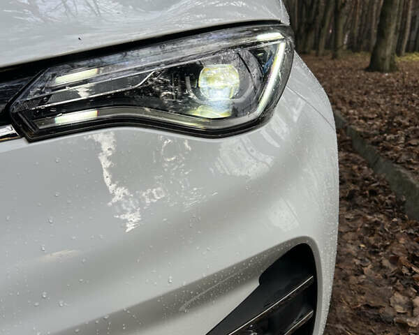 Белый Рено Зое, объемом двигателя 0 л и пробегом 52 тыс. км за 11590 $, фото 2 на Automoto.ua