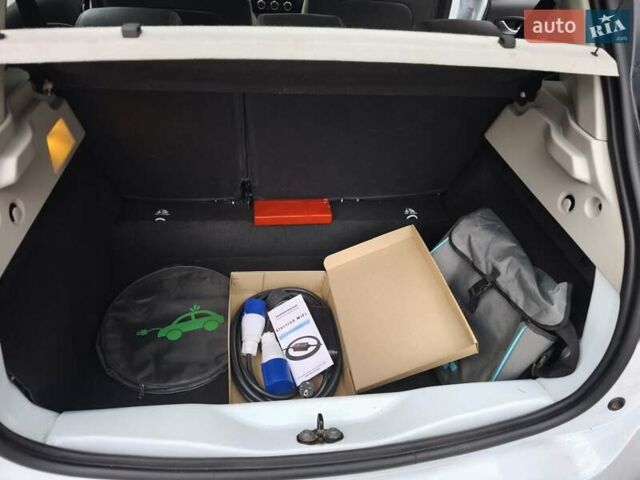 Белый Рено Зое, объемом двигателя 0 л и пробегом 59 тыс. км за 13200 $, фото 41 на Automoto.ua