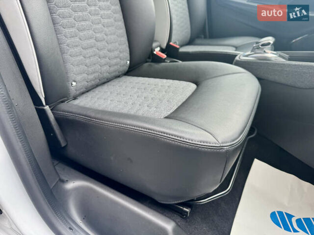 Белый Рено Зое, объемом двигателя 0 л и пробегом 70 тыс. км за 12999 $, фото 19 на Automoto.ua