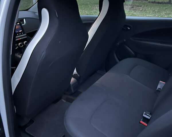 Белый Рено Зое, объемом двигателя 0 л и пробегом 26 тыс. км за 11700 $, фото 17 на Automoto.ua