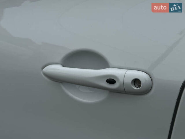 Белый Рено Зое, объемом двигателя 0 л и пробегом 31 тыс. км за 11999 $, фото 40 на Automoto.ua