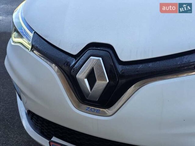 Белый Рено Зое, объемом двигателя 0 л и пробегом 85 тыс. км за 12999 $, фото 39 на Automoto.ua