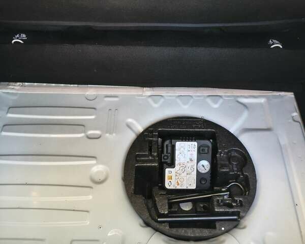 Белый Рено Зое, объемом двигателя 0 л и пробегом 96 тыс. км за 10700 $, фото 21 на Automoto.ua