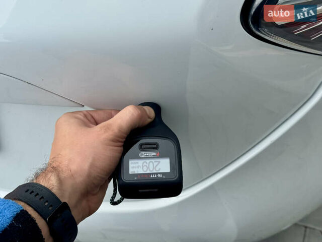 Белый Рено Зое, объемом двигателя 0 л и пробегом 70 тыс. км за 12999 $, фото 53 на Automoto.ua