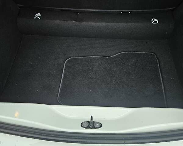 Белый Рено Зое, объемом двигателя 0 л и пробегом 28 тыс. км за 11800 $, фото 28 на Automoto.ua