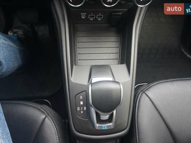 Белый Рено Зое, объемом двигателя 0 л и пробегом 122 тыс. км за 13000 $, фото 36 на Automoto.ua