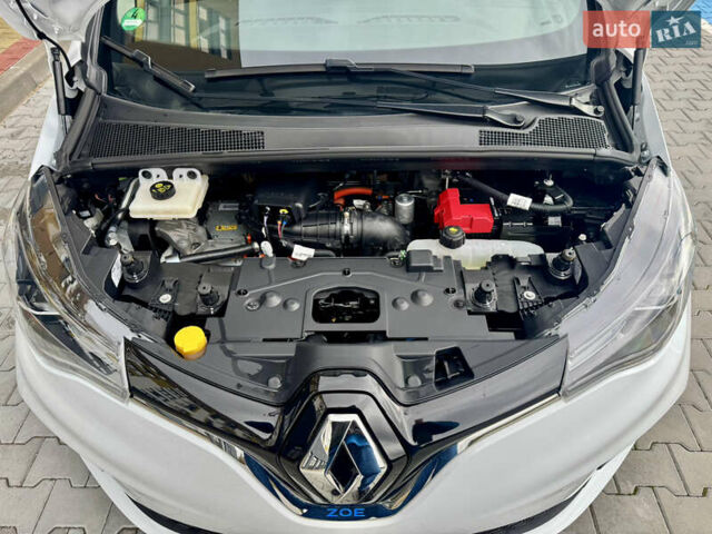 Белый Рено Зое, объемом двигателя 0 л и пробегом 70 тыс. км за 12999 $, фото 32 на Automoto.ua