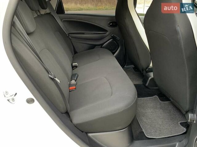 Белый Рено Зое, объемом двигателя 0 л и пробегом 66 тыс. км за 12499 $, фото 30 на Automoto.ua