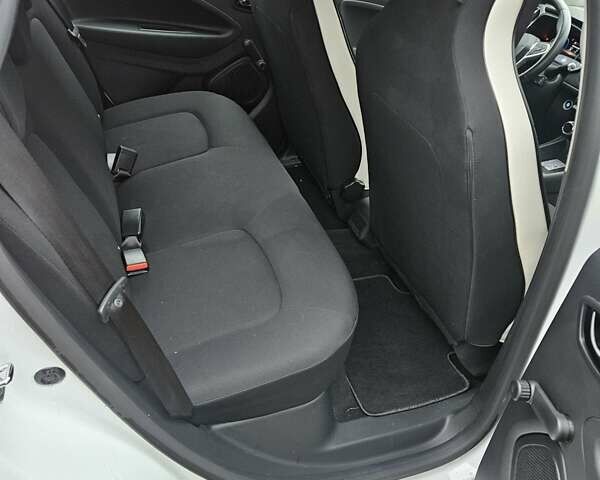 Белый Рено Зое, объемом двигателя 0 л и пробегом 28 тыс. км за 11800 $, фото 13 на Automoto.ua