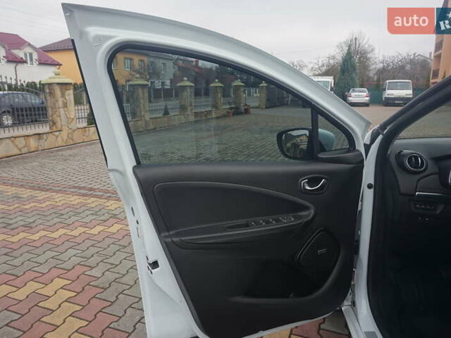 Белый Рено Зое, объемом двигателя 0 л и пробегом 122 тыс. км за 13000 $, фото 23 на Automoto.ua