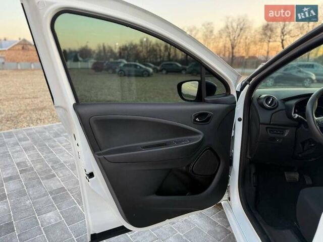 Белый Рено Зое, объемом двигателя 0 л и пробегом 92 тыс. км за 11499 $, фото 15 на Automoto.ua