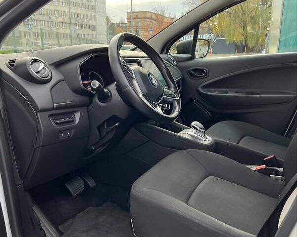 Белый Рено Зое, объемом двигателя 0 л и пробегом 52 тыс. км за 12200 $, фото 16 на Automoto.ua