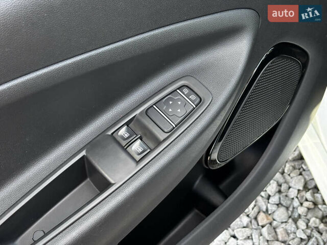 Белый Рено Зое, объемом двигателя 0 л и пробегом 30 тыс. км за 11900 $, фото 7 на Automoto.ua