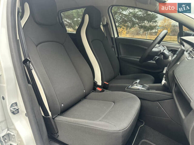 Белый Рено Зое, объемом двигателя 0 л и пробегом 28 тыс. км за 12500 $, фото 36 на Automoto.ua