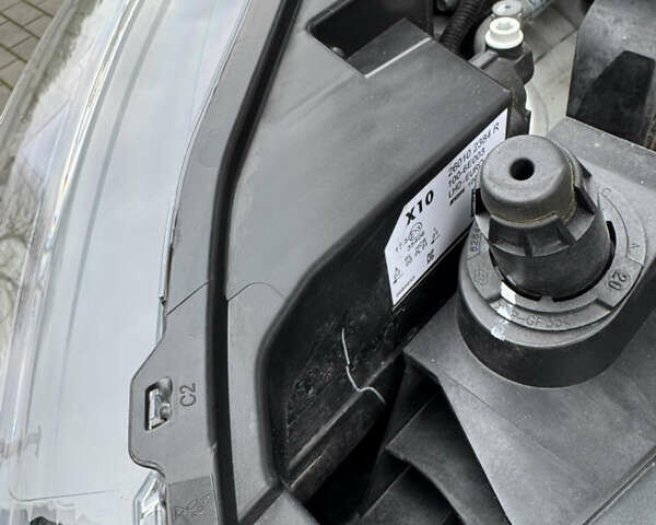 Белый Рено Зое, объемом двигателя 0 л и пробегом 97 тыс. км за 11900 $, фото 48 на Automoto.ua