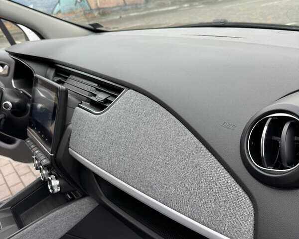 Белый Рено Зое, объемом двигателя 0 л и пробегом 97 тыс. км за 11900 $, фото 43 на Automoto.ua