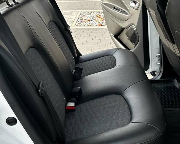 Белый Рено Зое, объемом двигателя 0 л и пробегом 124 тыс. км за 13200 $, фото 11 на Automoto.ua