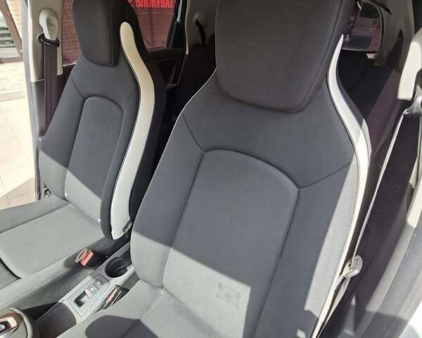 Белый Рено Зое, объемом двигателя 0 л и пробегом 28 тыс. км за 11900 $, фото 13 на Automoto.ua