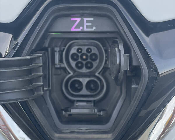 Белый Рено Зое, объемом двигателя 0 л и пробегом 106 тыс. км за 12299 $, фото 25 на Automoto.ua