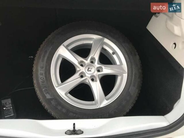 Белый Рено Зое, объемом двигателя 0 л и пробегом 40 тыс. км за 13790 $, фото 8 на Automoto.ua