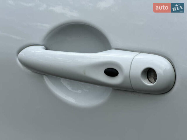 Белый Рено Зое, объемом двигателя 0 л и пробегом 28 тыс. км за 12500 $, фото 41 на Automoto.ua