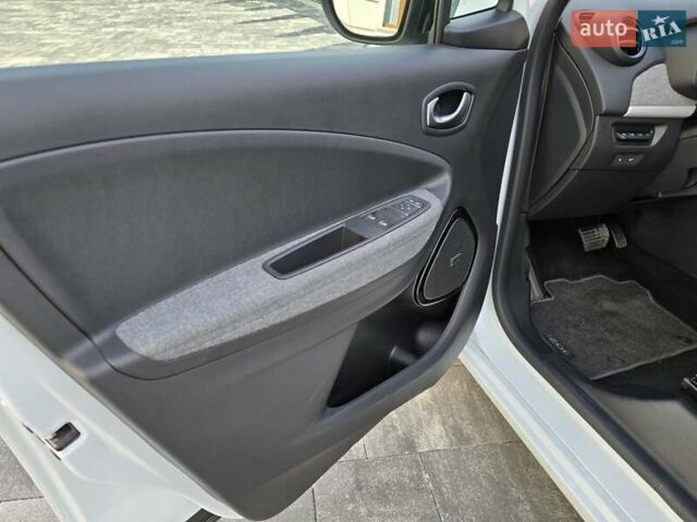 Белый Рено Зое, объемом двигателя 0 л и пробегом 65 тыс. км за 12300 $, фото 13 на Automoto.ua