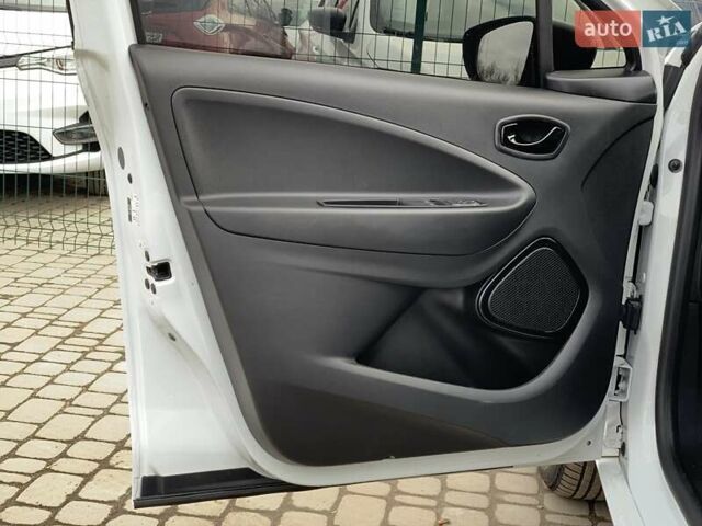 Белый Рено Зое, объемом двигателя 0 л и пробегом 66 тыс. км за 12499 $, фото 23 на Automoto.ua