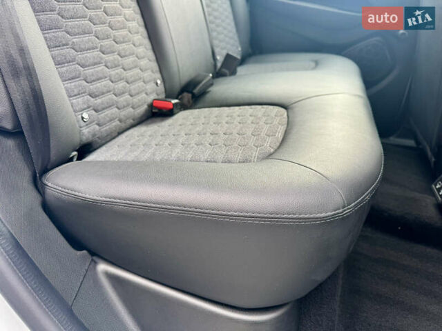 Белый Рено Зое, объемом двигателя 0 л и пробегом 70 тыс. км за 12999 $, фото 28 на Automoto.ua