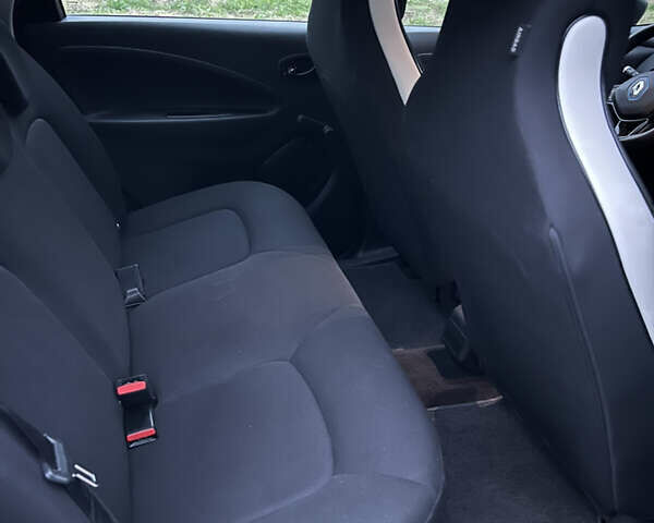 Белый Рено Зое, объемом двигателя 0 л и пробегом 26 тыс. км за 11700 $, фото 13 на Automoto.ua