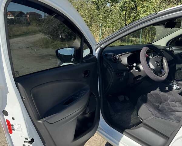 Білий Рено Зое, об'ємом двигуна 0 л та пробігом 41 тис. км за 13200 $, фото 12 на Automoto.ua