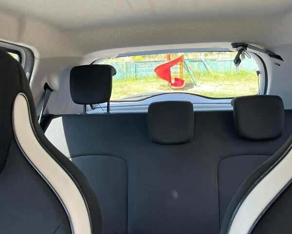 Белый Рено Зое, объемом двигателя 0 л и пробегом 40 тыс. км за 13750 $, фото 15 на Automoto.ua