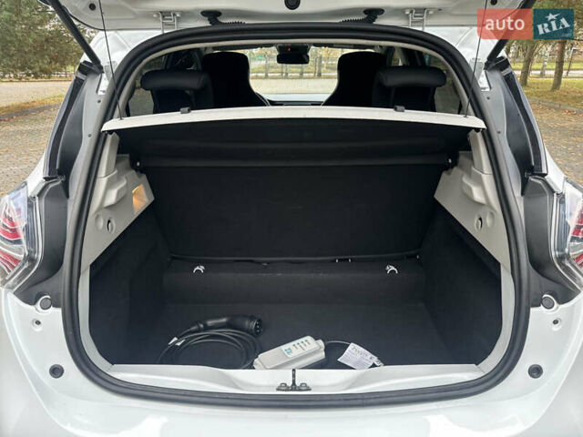 Белый Рено Зое, объемом двигателя 0 л и пробегом 28 тыс. км за 12500 $, фото 40 на Automoto.ua