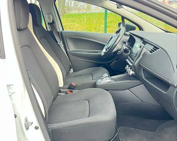 Белый Рено Зое, объемом двигателя 0 л и пробегом 52 тыс. км за 12200 $, фото 12 на Automoto.ua