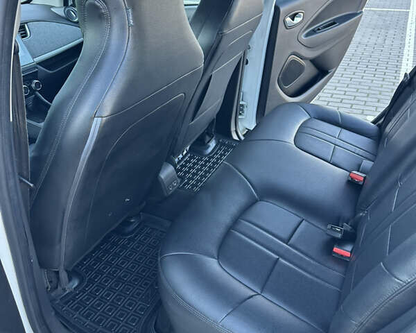 Белый Рено Зое, объемом двигателя 0 л и пробегом 90 тыс. км за 11800 $, фото 16 на Automoto.ua