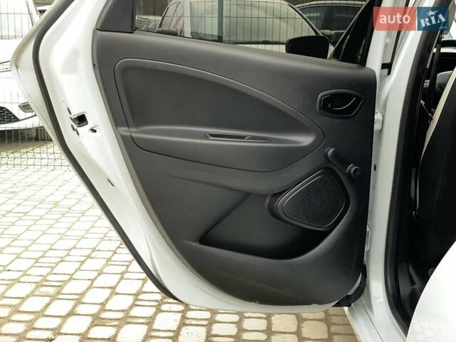 Белый Рено Зое, объемом двигателя 0 л и пробегом 66 тыс. км за 12499 $, фото 26 на Automoto.ua