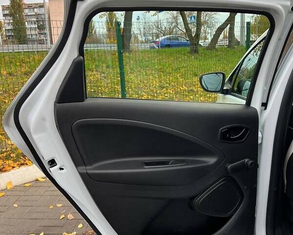 Белый Рено Зое, объемом двигателя 0 л и пробегом 52 тыс. км за 12200 $, фото 7 на Automoto.ua