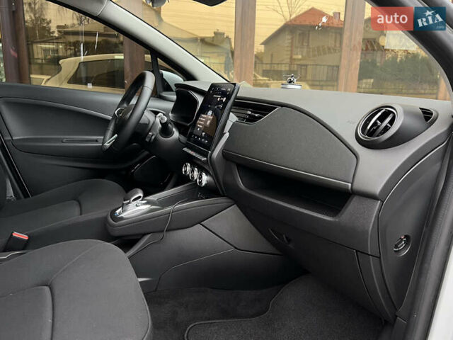 Белый Рено Зое, объемом двигателя 0 л и пробегом 31 тыс. км за 11999 $, фото 49 на Automoto.ua