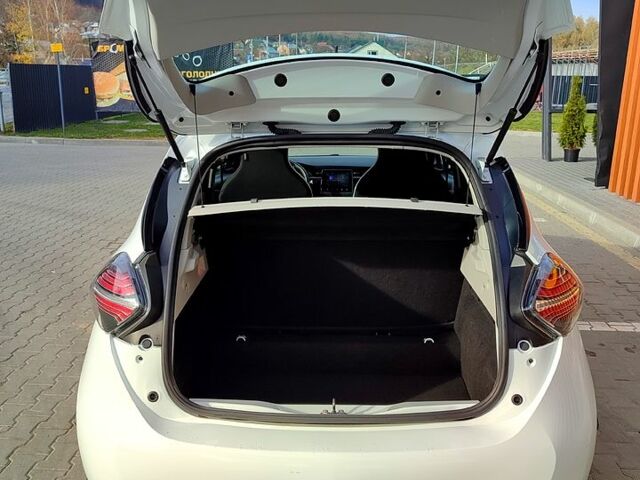 Белый Рено Зое, объемом двигателя 80 л и пробегом 78 тыс. км за 11850 $, фото 10 на Automoto.ua