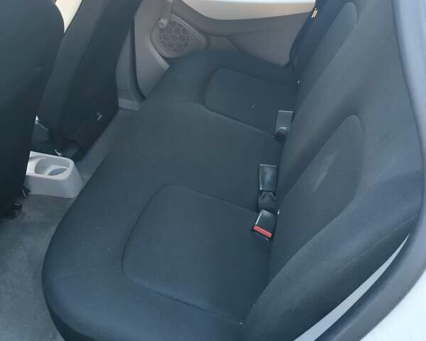 Белый Рено Зое, объемом двигателя 0 л и пробегом 96 тыс. км за 10700 $, фото 11 на Automoto.ua