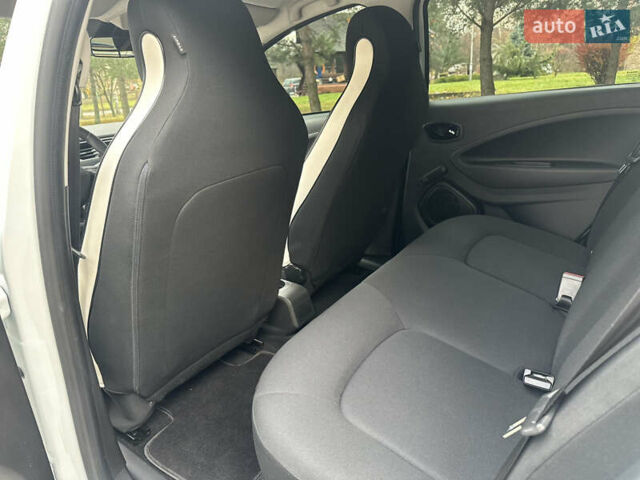 Белый Рено Зое, объемом двигателя 0 л и пробегом 28 тыс. км за 12500 $, фото 34 на Automoto.ua