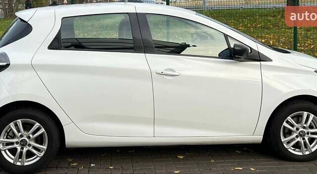 Белый Рено Зое, объемом двигателя 0 л и пробегом 52 тыс. км за 12200 $, фото 4 на Automoto.ua