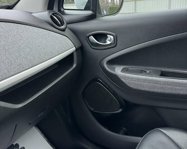 Белый Рено Зое, объемом двигателя 0 л и пробегом 97 тыс. км за 11900 $, фото 29 на Automoto.ua