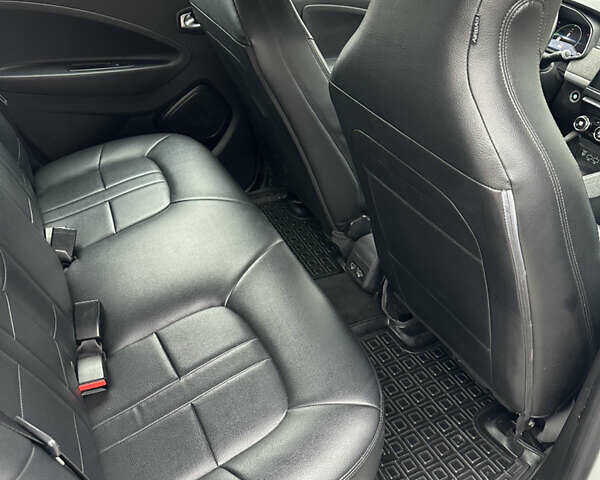 Белый Рено Зое, объемом двигателя 0 л и пробегом 88 тыс. км за 12300 $, фото 22 на Automoto.ua