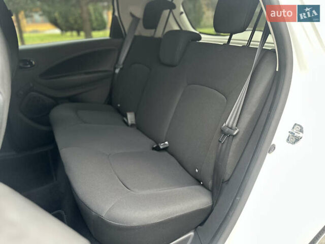 Белый Рено Зое, объемом двигателя 0 л и пробегом 28 тыс. км за 12500 $, фото 35 на Automoto.ua