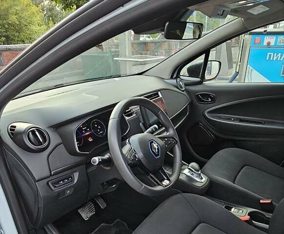 Белый Рено Зое, объемом двигателя 0 л и пробегом 85 тыс. км за 11999 $, фото 17 на Automoto.ua