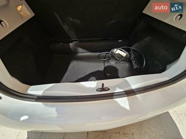 Белый Рено Зое, объемом двигателя 0 л и пробегом 28 тыс. км за 11900 $, фото 10 на Automoto.ua